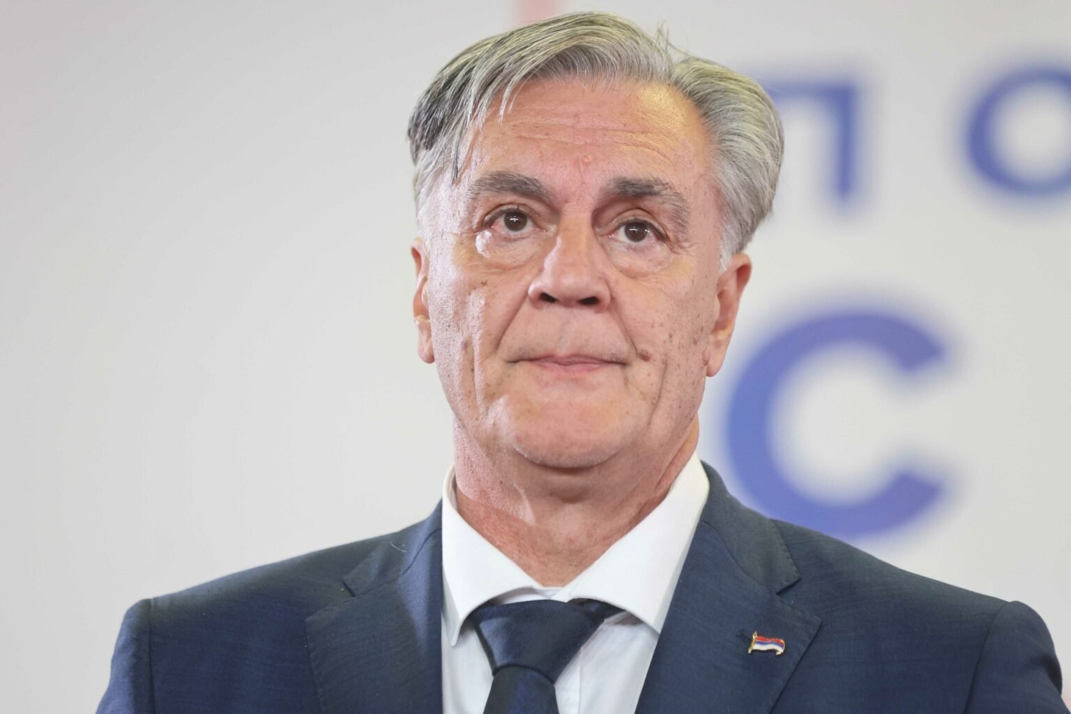 Президент Республики Сербской Каран госпитализирован через три дня после инаугурации Крупный портрет Синиши Карана в официальном костюме со значком флага РС