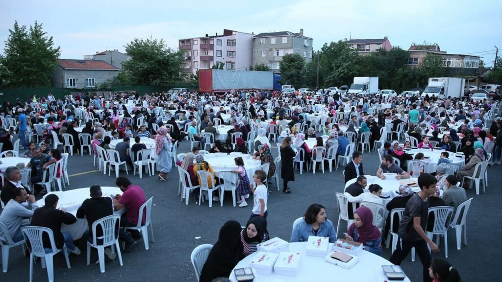 Ифтар в Султангази: сотни людей за столами под открытым небом
