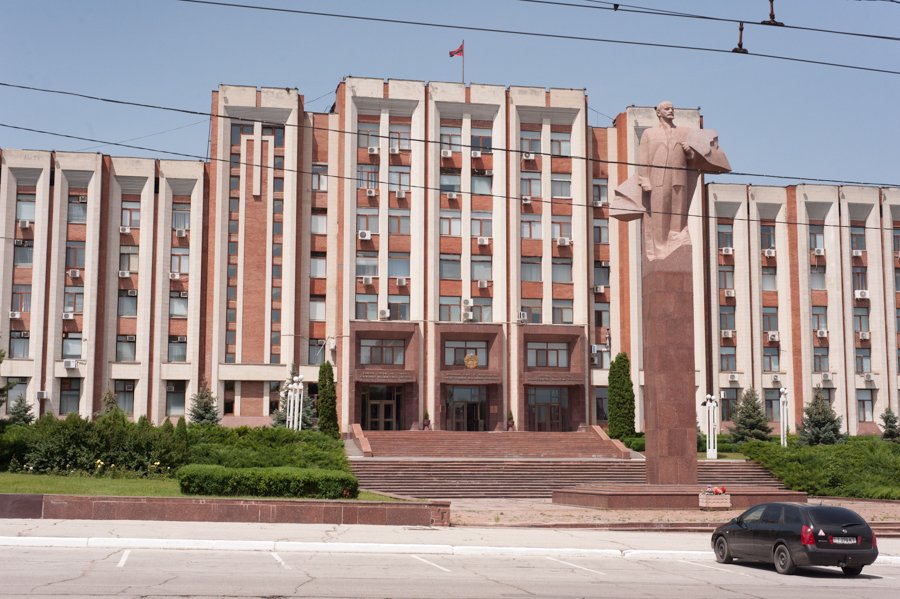 Здание Верховного совета Приднестровья в Тирасполе с памятником Ленину