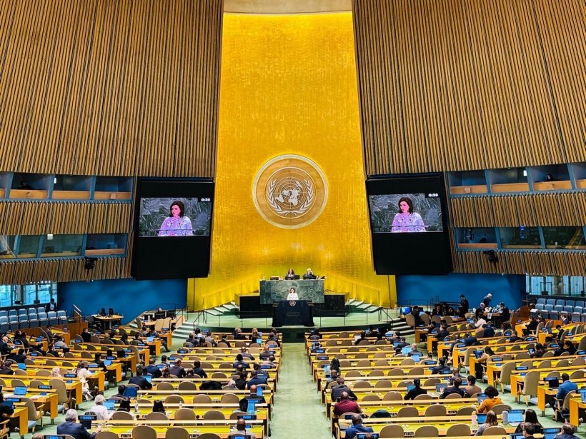 Резолюция ООН по Украине: США отступили, но не победили Зал Генеральной Ассамблеи ООН с выступающим на трибуне, виден золотой герб ООН и места для делегатов