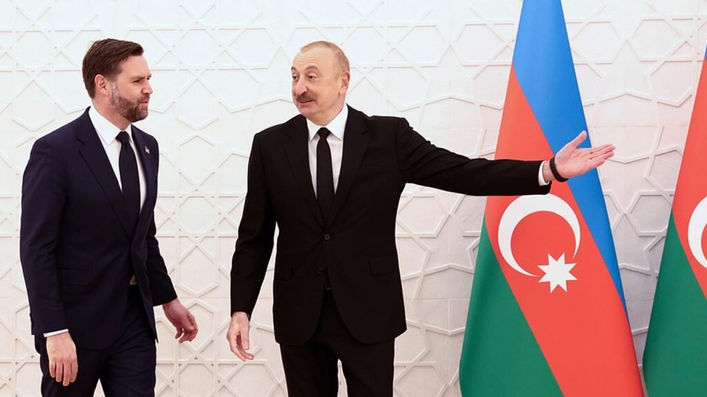 Армения на распутье: визит Вэнса меняет расклад сил Джей Ди Вэнс и Ильхам Алиев во время визита вице-президента США в Баку, на фоне флагов Азербайджана