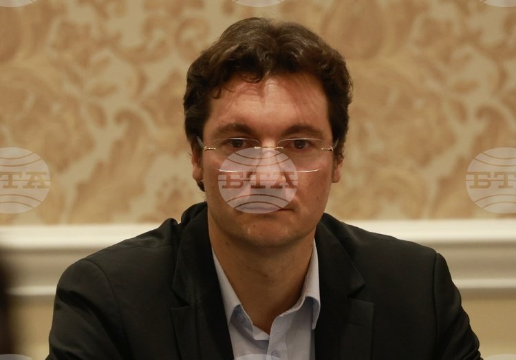 БСП готовится к выборам на фоне угрозы со стороны проекта Радева Крум Зарков, портрет в официальной обстановке