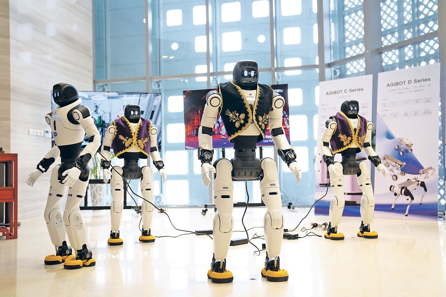 Гуманоидные роботы AgiBot в сербских народных костюмах в современном выставочном зале