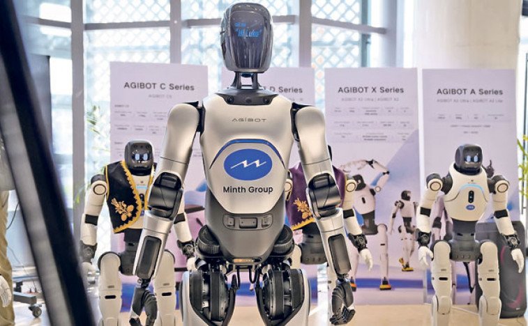 Линейка роботов AgiBot разных серий с логотипом Minth Group