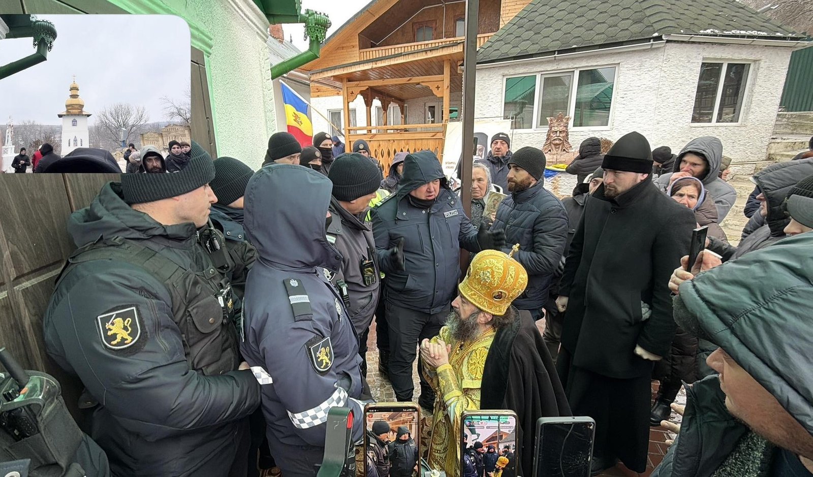 Архиепископ Петру преклоняет колени перед полицейскими у церкви в Деренеу