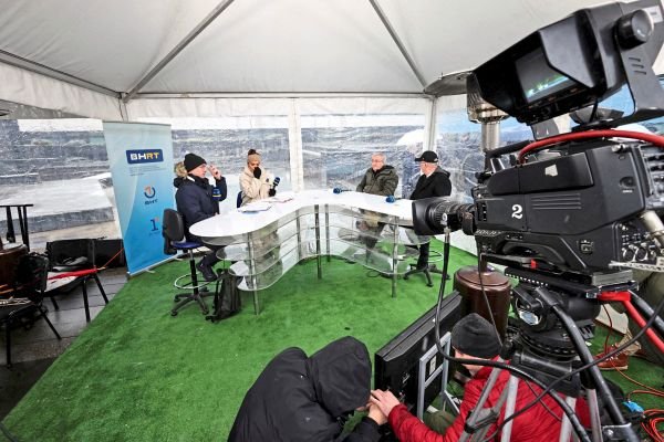 Операторы и съёмочная группа BHRT во время подготовки к эфиру на открытой площадке