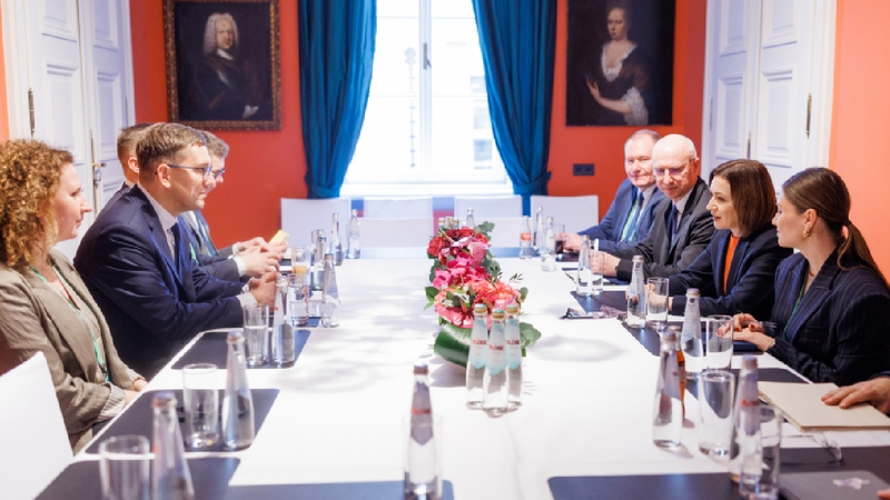 Wide shot of bilateral meeting table with Sandu and Rubio delegations facing each other