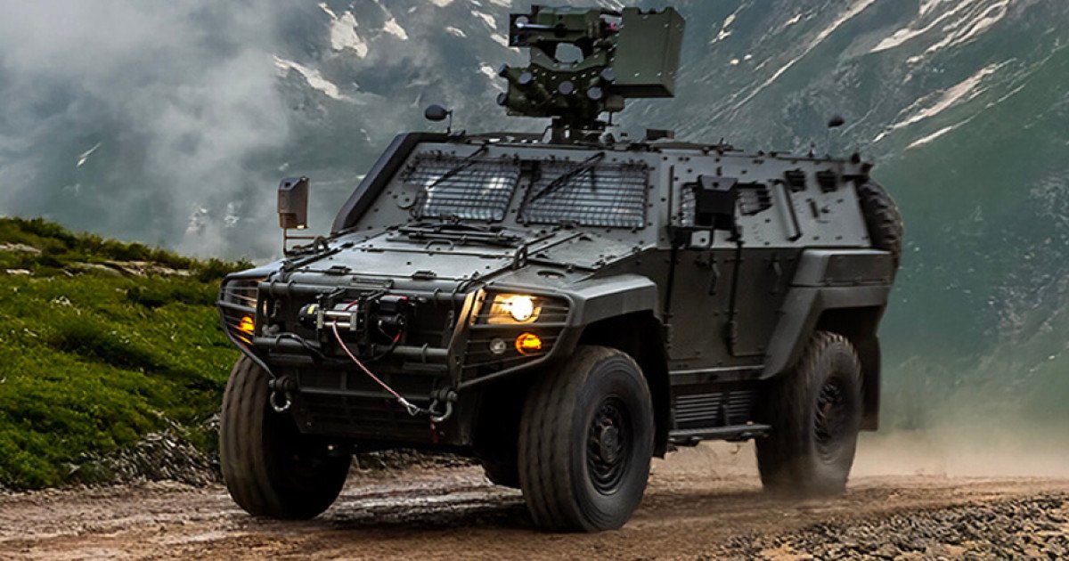 Бронеавтомобиль Otokar Cobra II на горной дороге на фоне альпийского пейзажа