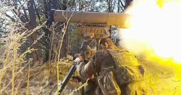 Военнослужащий стреляет из противотанкового оружия в поле — боевая сцена из зоны конфликта на Украине