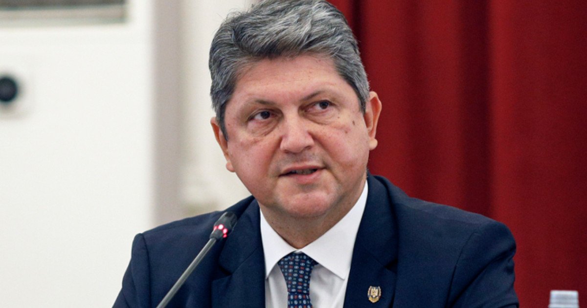 Сенатор Титус Корлэцян выступает на парламентской сессии — ключевая политическая фигура, обвинённая Украиной в дезинформации