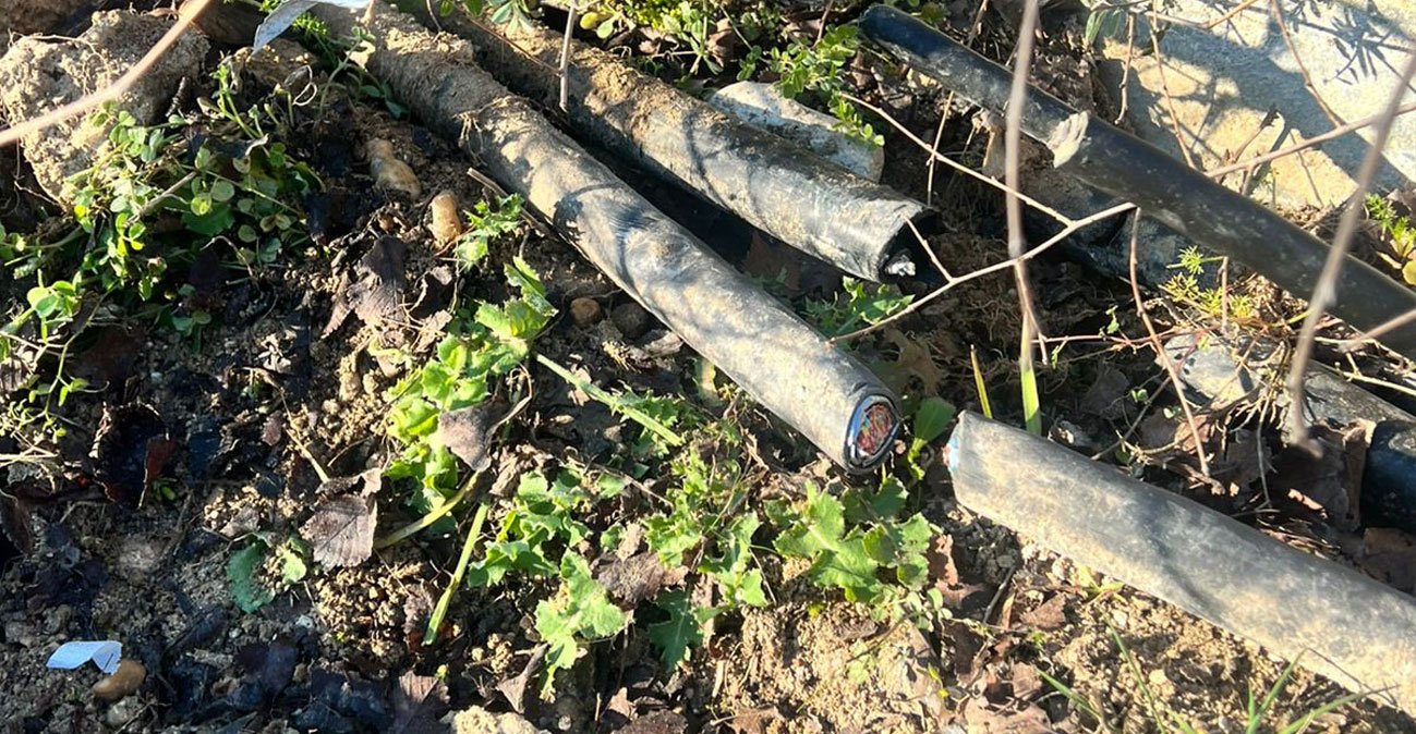 Дневная фотография перерезанных кабелей управления железной дорогой на станции Плати, свидетельство диверсии