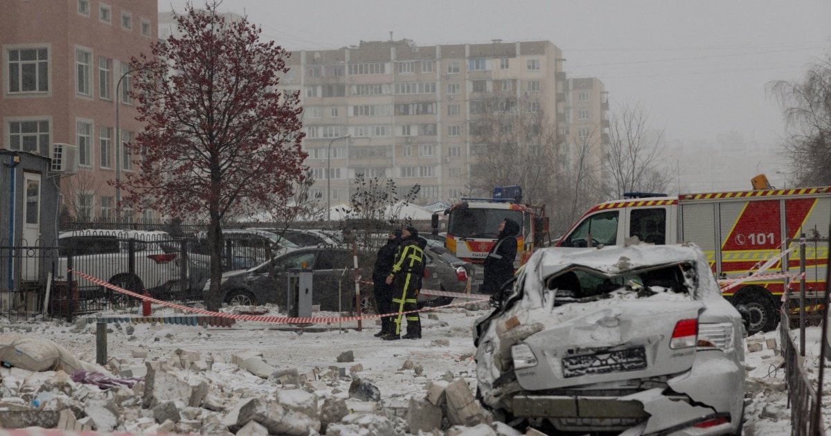 Последствия российских ударов: спасатели среди обломков и разрушенных автомобилей возле жилого дома