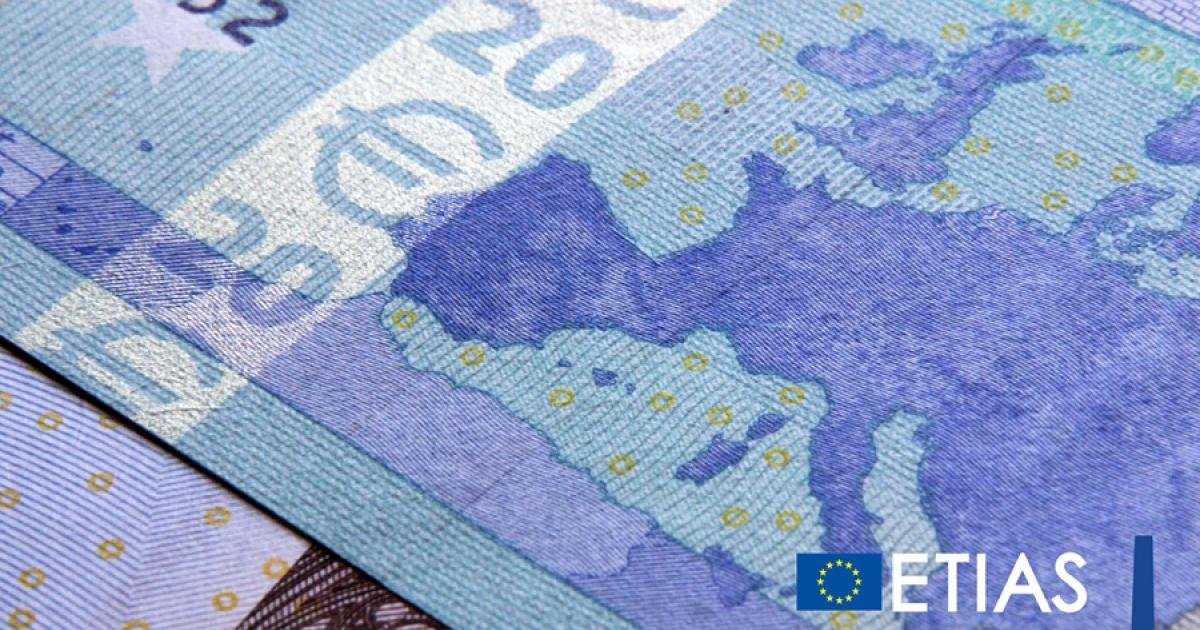 Банкнота евро с картой Европы и логотипом ETIAS