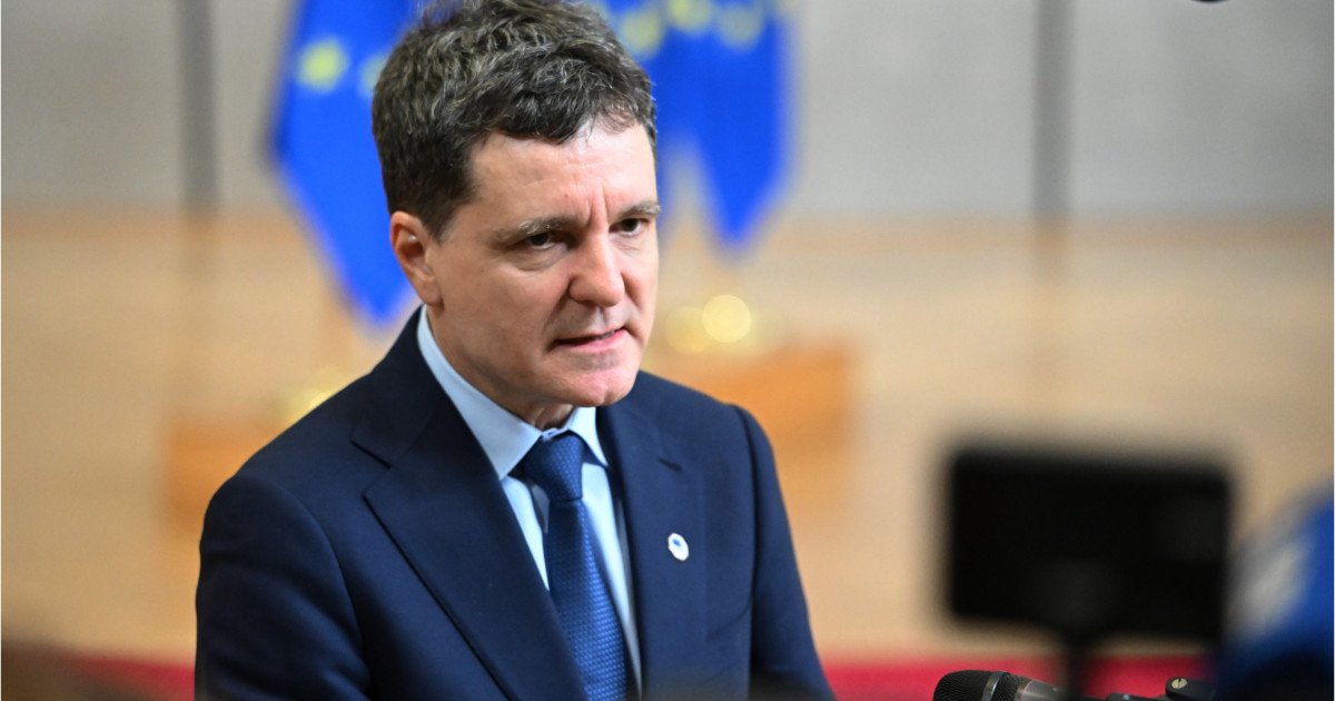 Никушор Дан, кандидат в президенты Румынии, выступает на фоне флагов ЕС