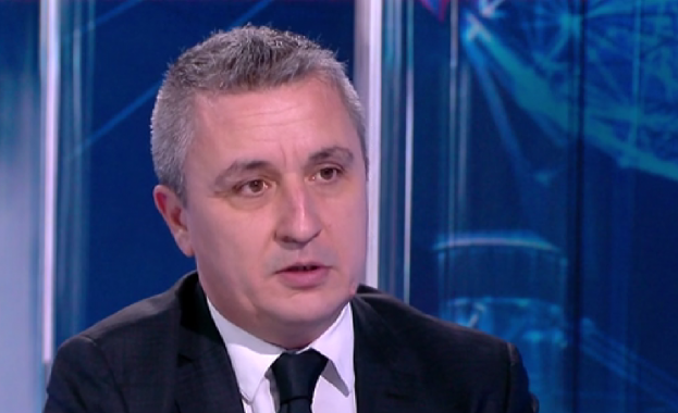 Экс-министр энергетики Александр Николов во время телевизионного интервью