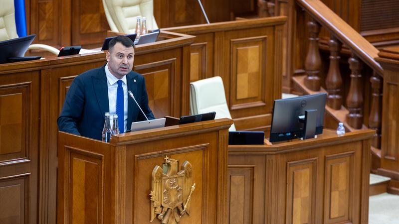 Политик выступает с трибуны парламента Молдовы — парламентские дебаты о коррупции в госзакупках продовольствия