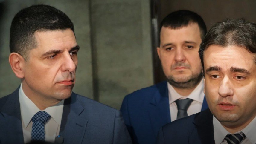 Полицейская машина и скорая помощь на месте происшествия у Петрохана, заснеженная дорога с аварийными службами.