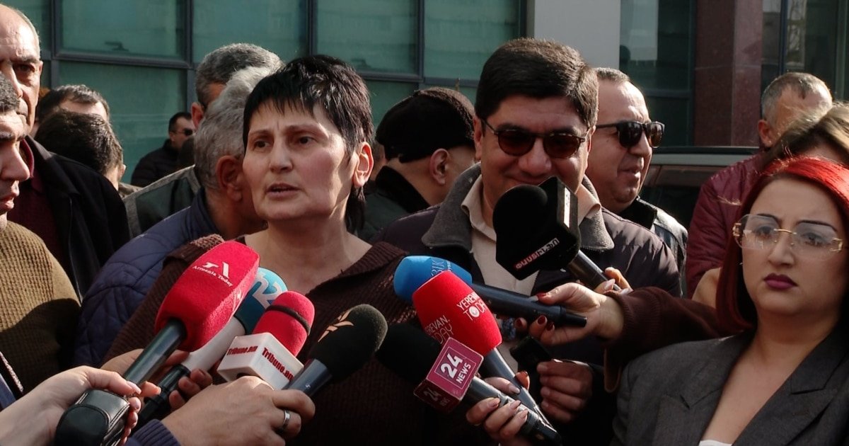 Водители такси дают пресс-конференцию, говорят с армянскими СМИ, множество микрофонов