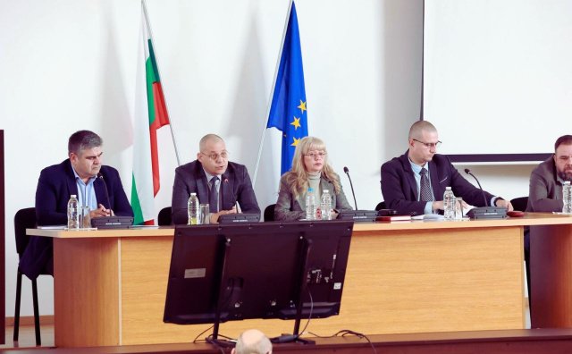 Совместный брифинг представителей прокуратуры и МВД на фоне болгарского и европейского флагов