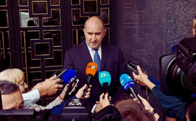 Румен Радев даёт пресс-конференцию, окружён журналистами с микрофонами