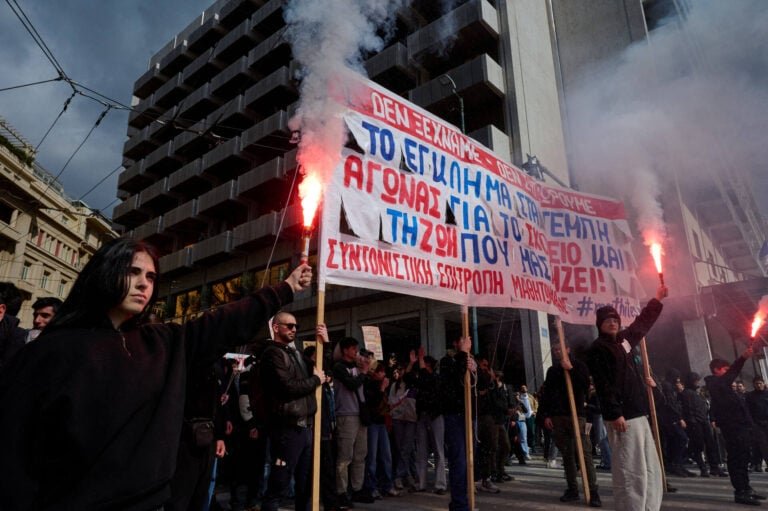 Студенты с файерами и транспарантами на митинге, посвящённом памяти жертв железнодорожной катастрофы в Темпи