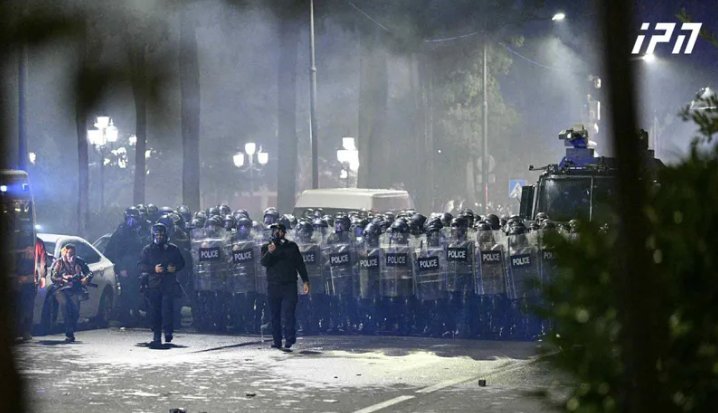 Полицейский кордон со щитами и водомётом на ночном протесте 4 октября в Тбилиси