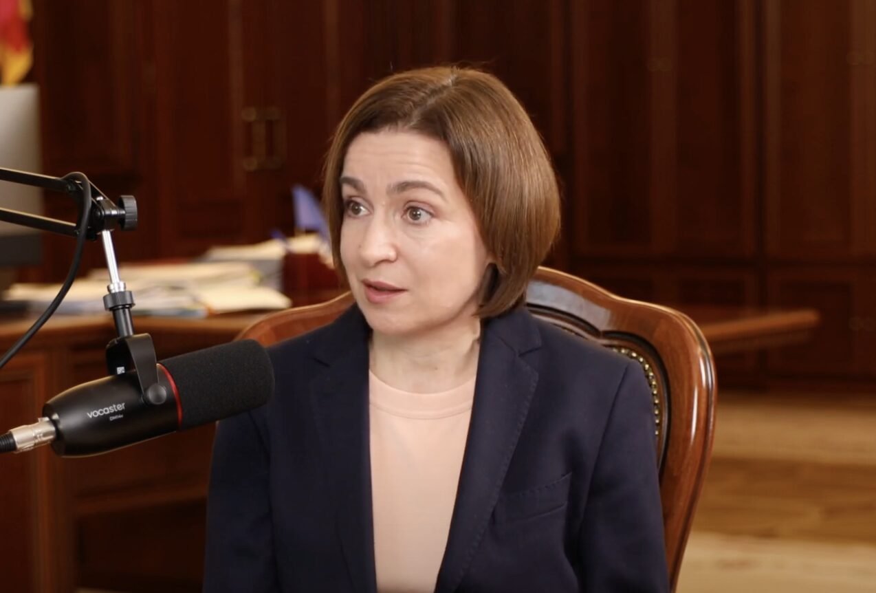 Майя Санду во время интервью в официальной обстановке