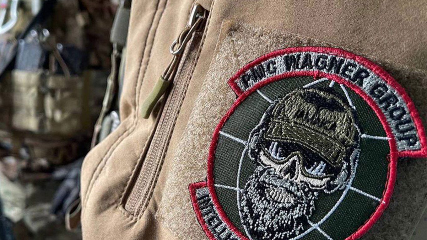 Крупный план нашивки ЧВК «Вагнер» на тактическом жилете