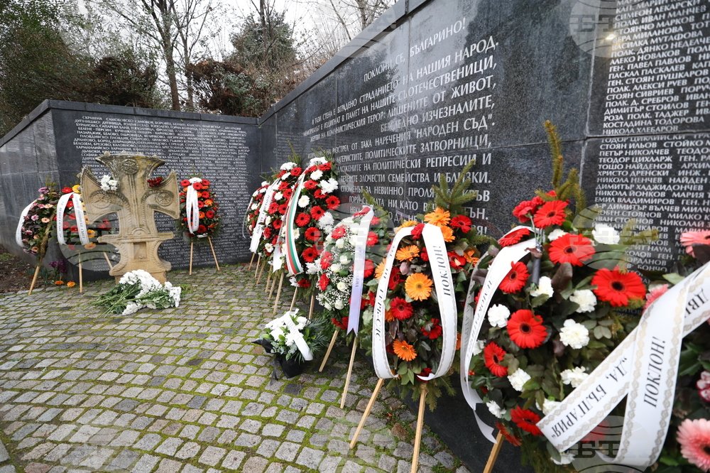 Венки и цветы у мемориальной стены жертвам коммунизма в Софии