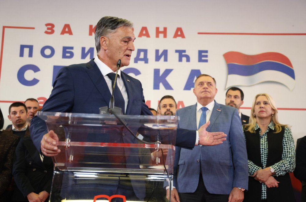 Каран выступает на трибуне с Милорадом Додиком и другими чиновниками РС