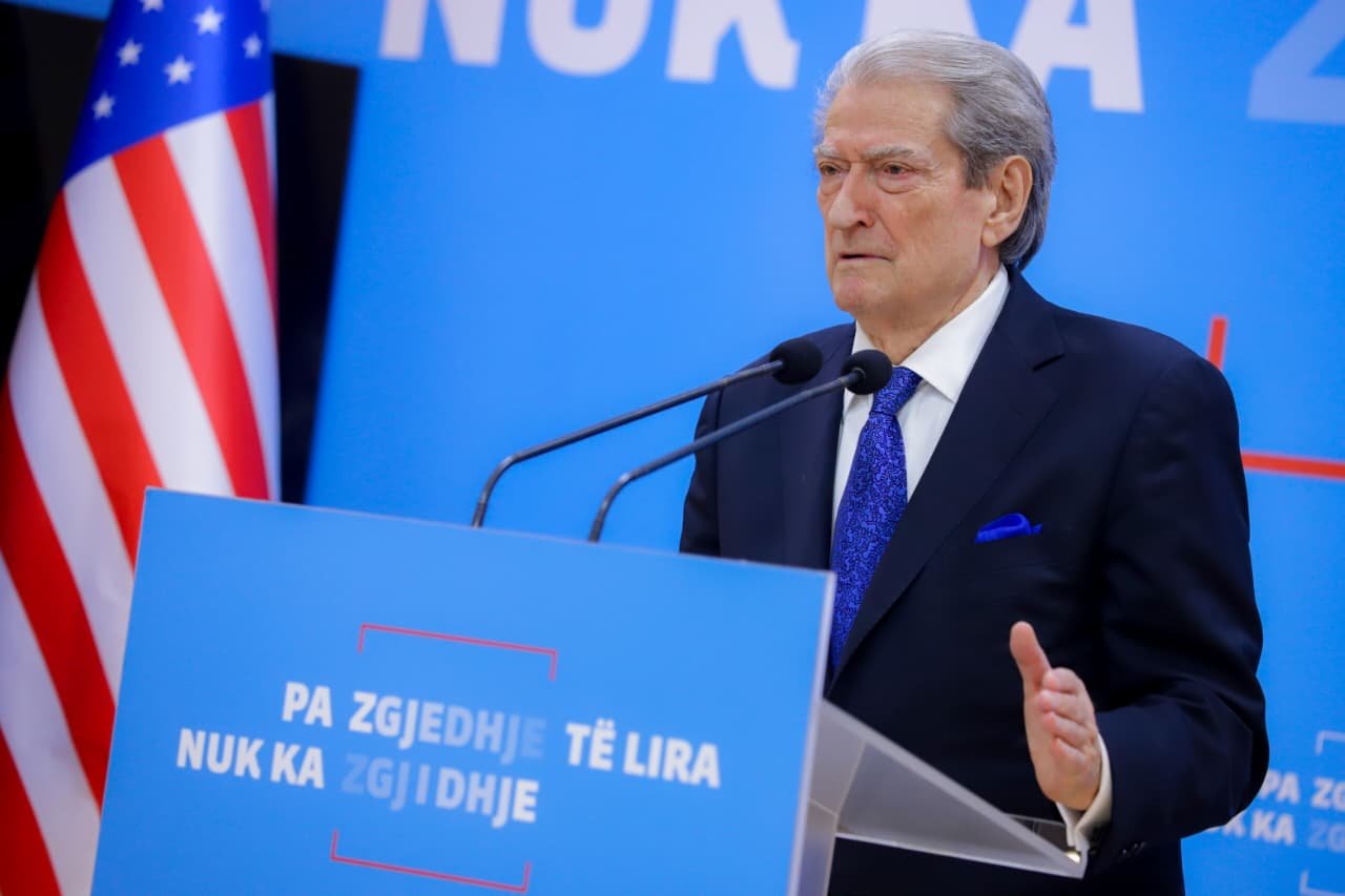 Лидер оппозиции Сали Бериша выступает на пресс-конференции