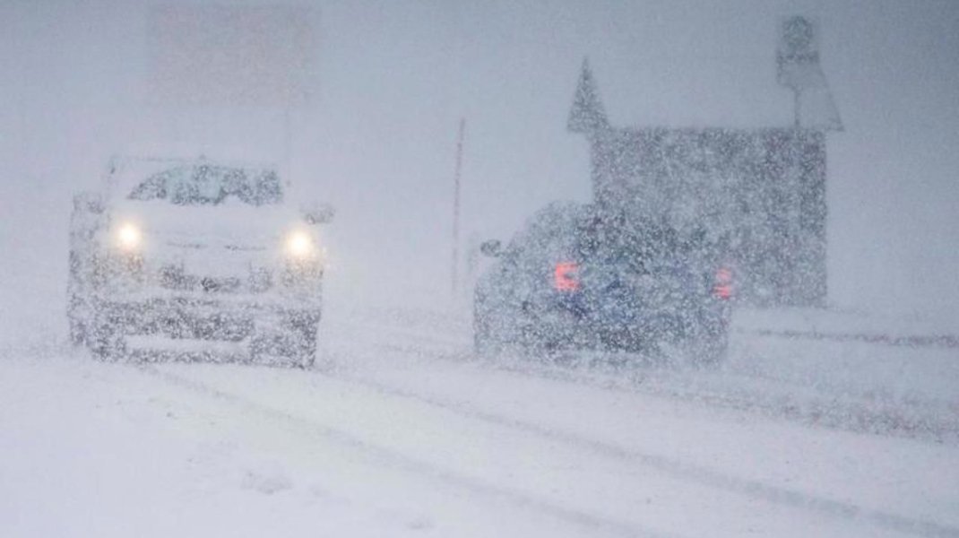 Автомобили на дороге в сильную метель