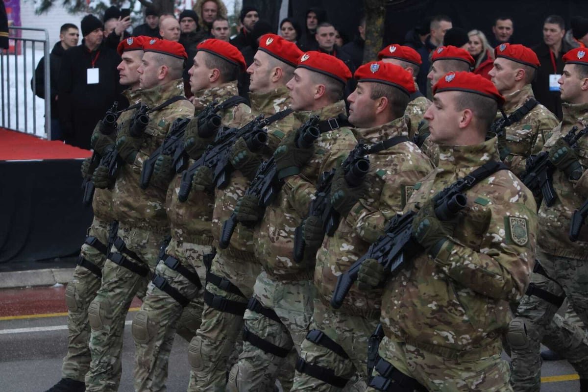 Военный парад Республики Сербской с солдатами в красных беретах и камуфляже с винтовками