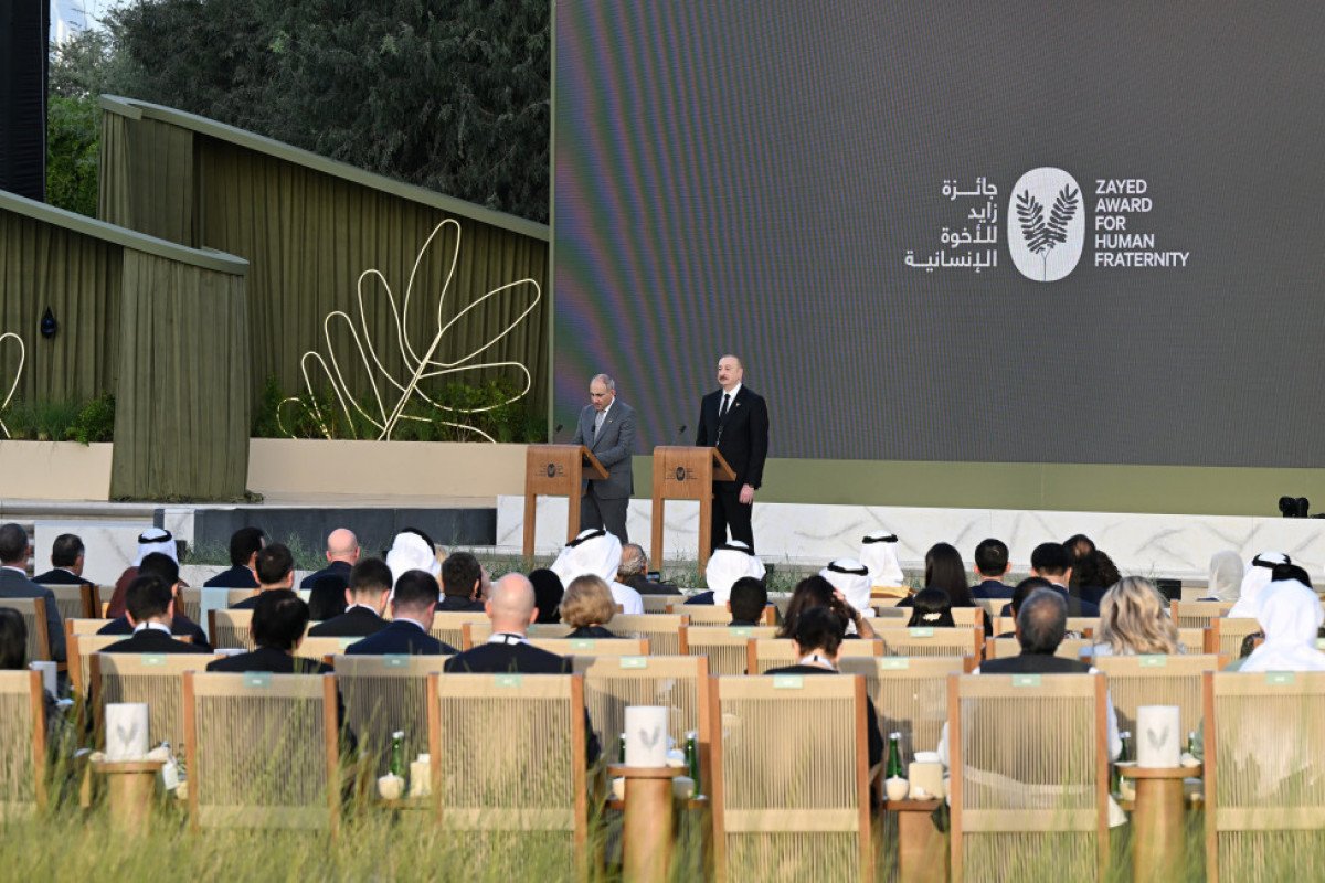 Пашинян и Алиев стоят у трибун во время выступлений на церемонии вручения премии Заеда