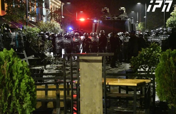 ОМОН с водомётом после разгона протеста, повреждённая уличная мебель