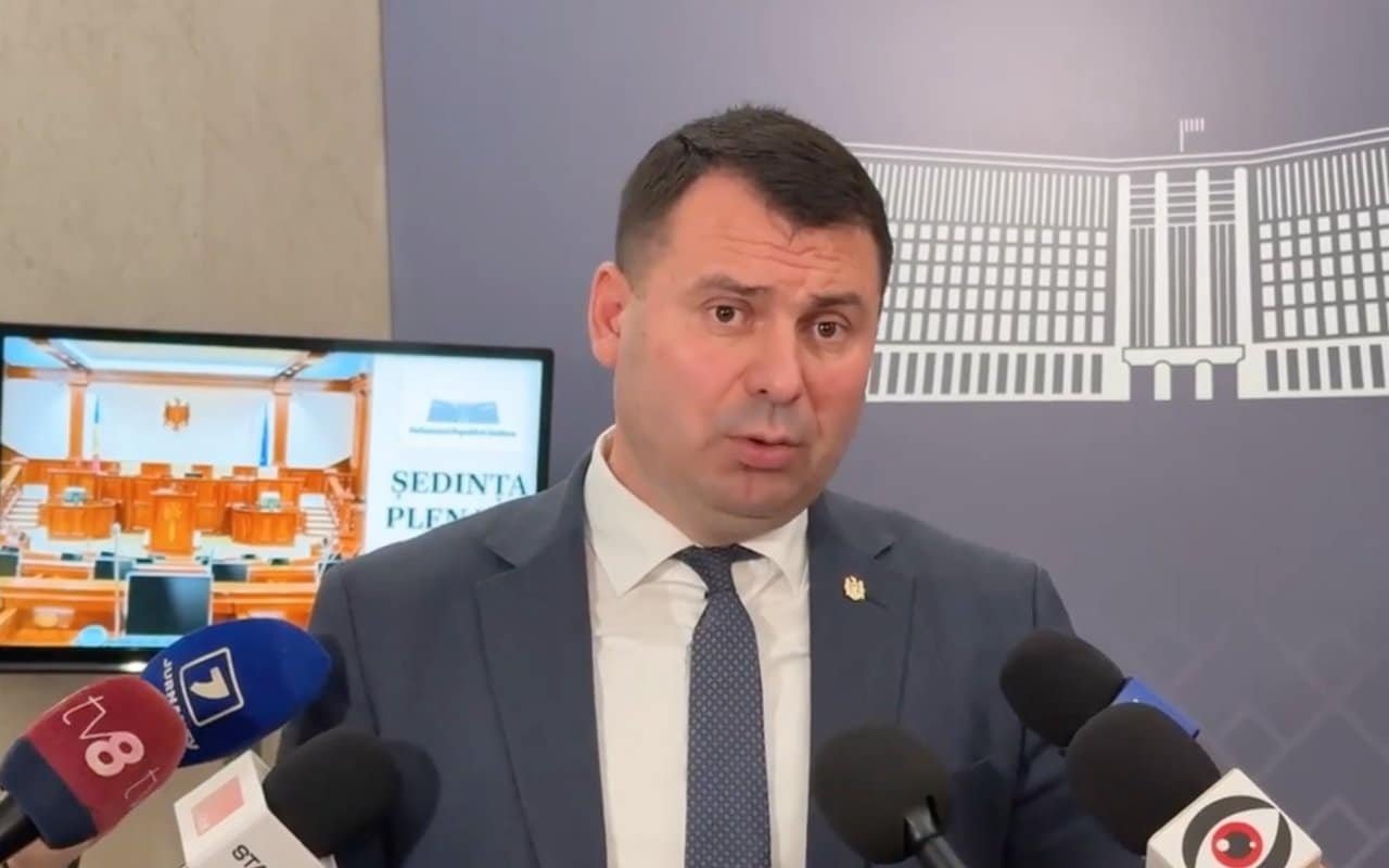 Костюк на пресс-брифинге перед микрофонами СМИ