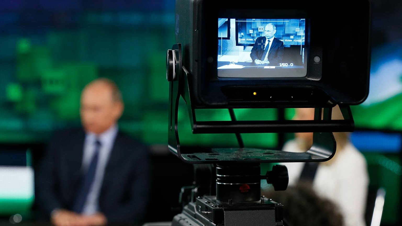Путин в видоискателе телекамеры в студии RT — иллюстрация государственного медиааппарата