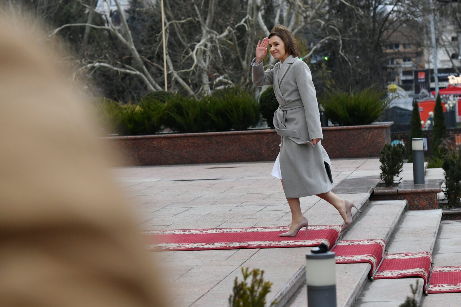 Майя Санду на красной дорожке, приветствует собравшихся