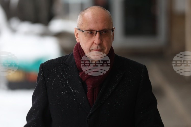 Сергей Станишев в зимнем пальто на улице