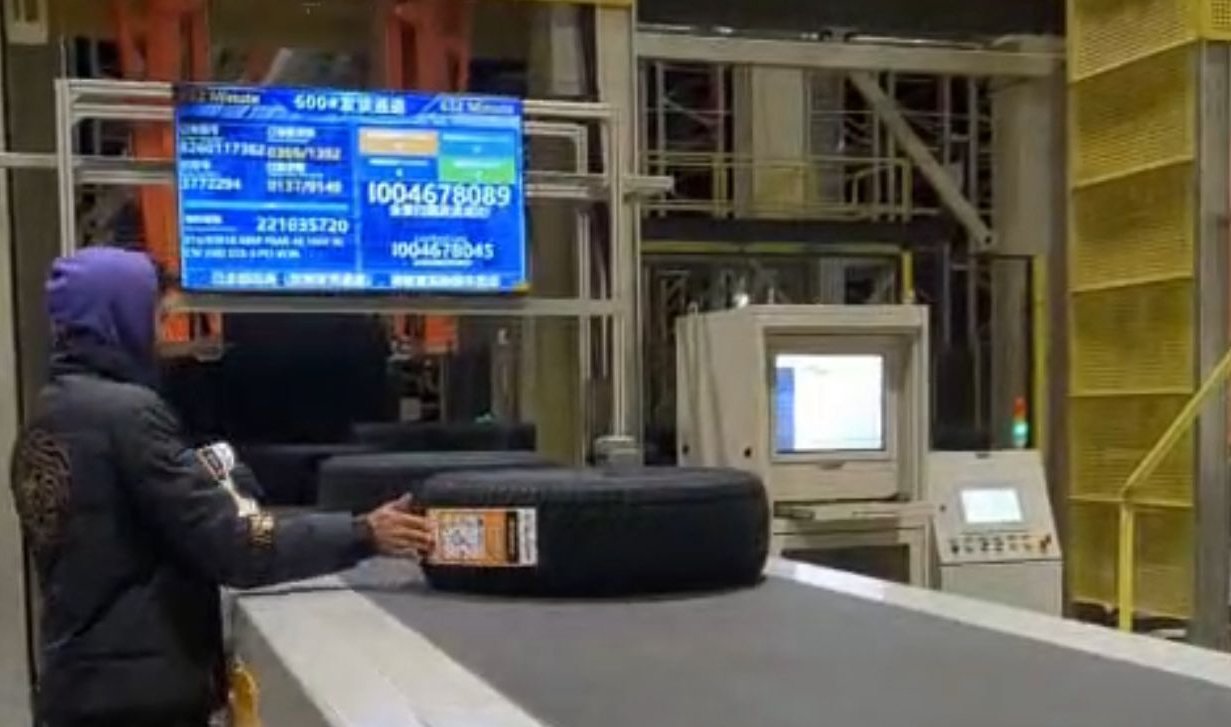 Рабочий на линии производства шин на заводе Linglong в Зренянине