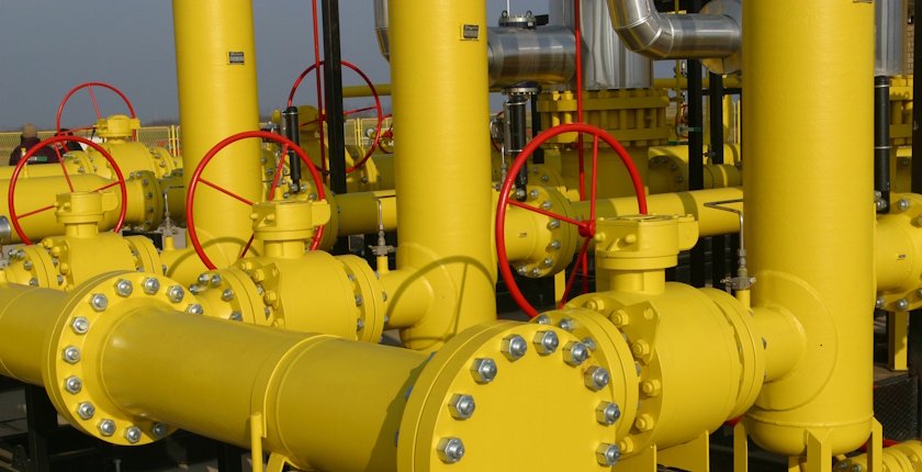 Жёлтые газовые трубы с красными вентилями