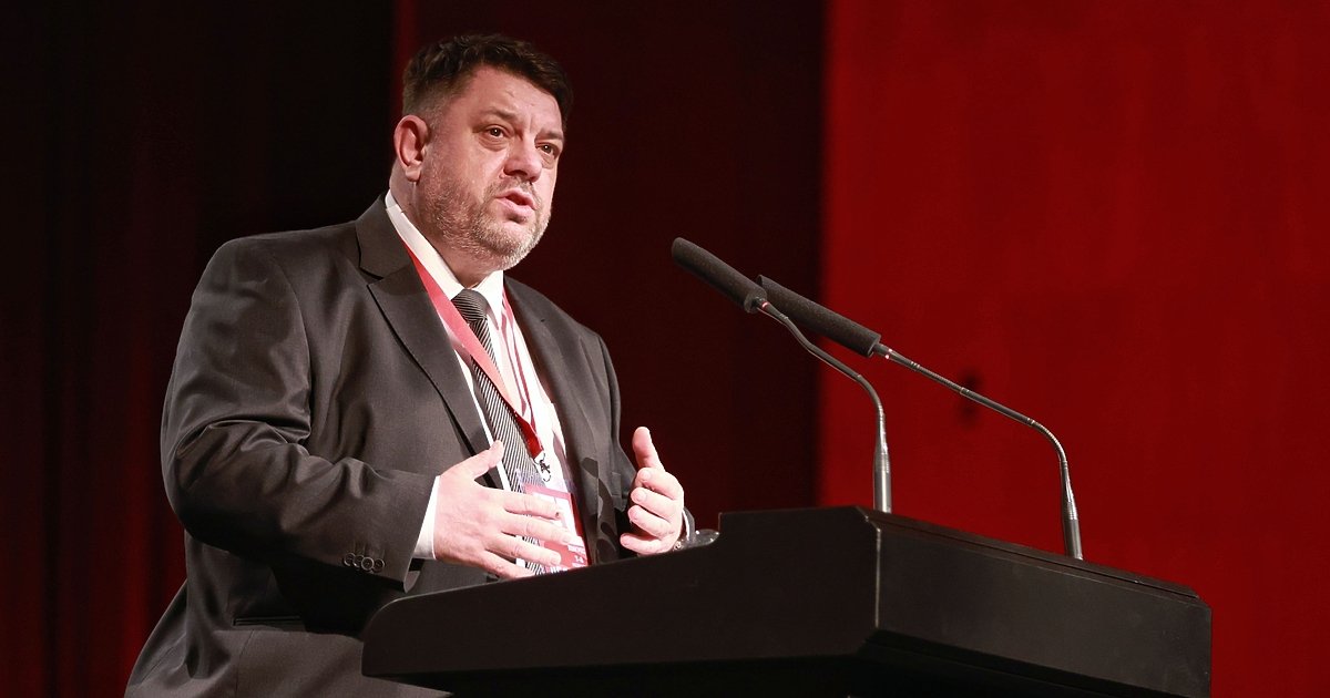 Атанас Зафиров выступает на трибуне конгресса БСП