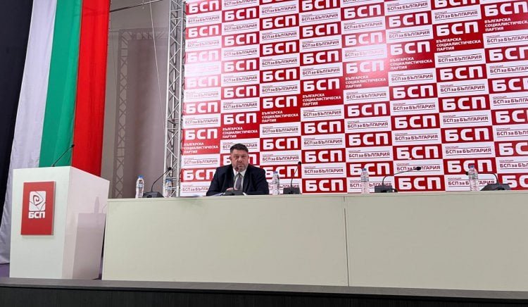 Представитель БСП выступает на партийном мероприятии на фоне баннеров «БСП за България»