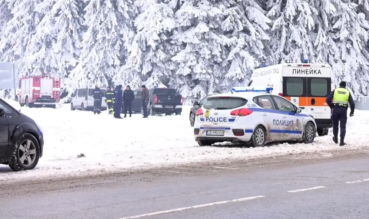 Трое мужчин в тёмных костюмах на пресс-конференции — предположительно представители партии «Демократична България», обсуждающие дело «Петрохан».