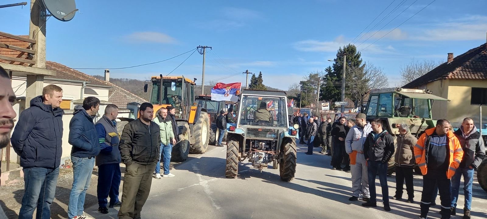 Сербские фермеры собираются с тракторами и сербским флагом во время протеста
