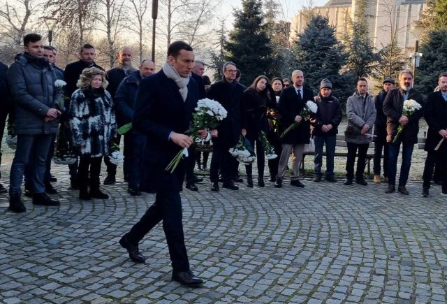 Официальное лицо возлагает цветы на церемонии памяти жертв коммунизма