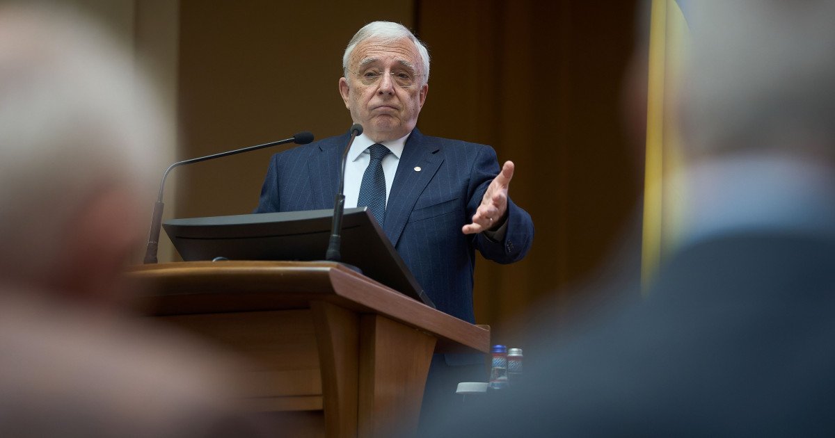 Мугур Исэреску, глава Национального банка Румынии, выступает за трибуной