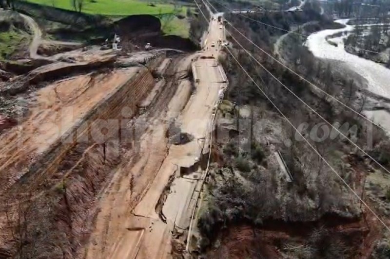 Вид с воздуха на повреждения от оползня на дороге Либражд-Поградец, заблокировавшей проезд для граждан