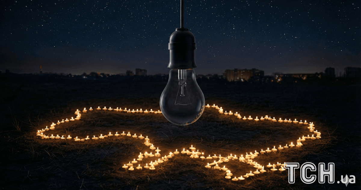 Символическое изображение: силуэт лампочки со свечами, образующими контур Украины ночью