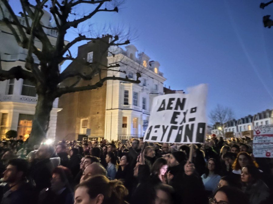 Акция греческой диаспоры в Лондоне на закате в знак солидарности с жертвами катастрофы